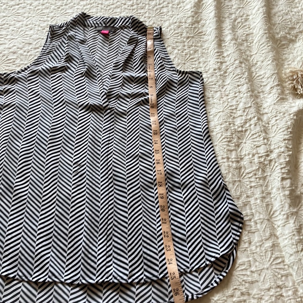 🛑SOLD🛑Just listed💕 black&white diagonal print short sleeved blouse w/V - Picture 7 of 9